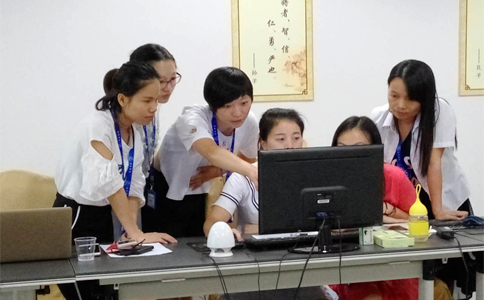  美女們互相交流學習，氣氛有點嚴肅啊